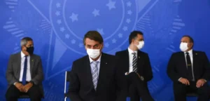 Bolsonaro muda discurso e agora nega eficácia de tratamento precoce e defende vacinas contra Covid-19
