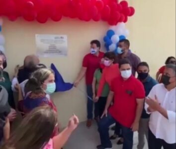 Ao lado de Paulo Victor e André Bello  Felipe Camarão entrega sete Escolas Dignas em bairros de São Luís