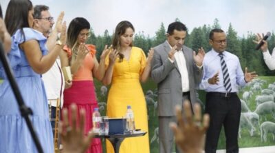 Josimar e Detinha participam de culto da Igreja Mundial
