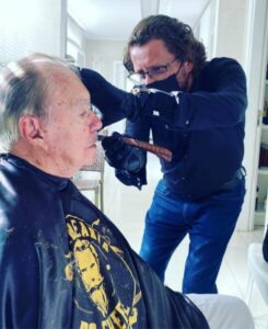 Em São Luís, ex-presidente José Sarney retorna a Barbearia do Chefe para cortar o cabelo