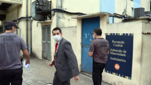 RJ: Polícia procura Enteados de diretor de hospital que furaram a fila da vacina contra Covid