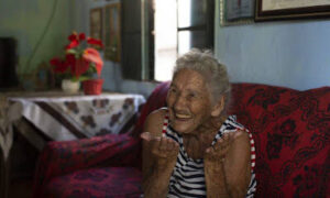 Idosa de 108 anos abre mão de vacina no interior do Rio: ‘Deixo para quem pode viver mais’
