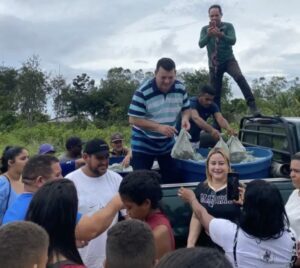 Pré candidato a Prefeito Deyvison distribui peixes para população de Mirinzal.