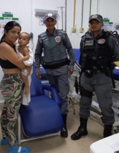 Equipe da PM salva vida de mais um criança engasgada