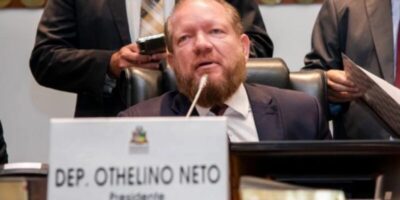 Othelino Neto fica sozinho em seu projeto de criar uma oposição na Assembleia Legislativa
