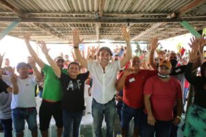 Lobão Filho é recebido com festa em almoço com comunitários, em São Luís