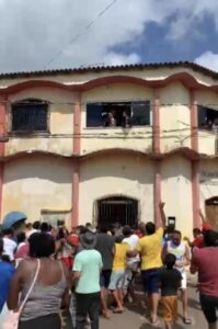 ASSISTA! Vereador exibe R$ 300 mil na tribuna da Câmara e joga R$ 5 mil pela janela no interior do Maranhão