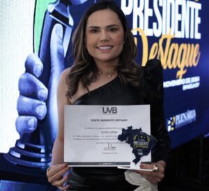 Elany Jorge recebe troféu melhor presidente de Grajaú 2023.