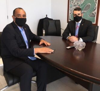 Roberto Costa recebe a visita de cortesia de Adriano Sarney