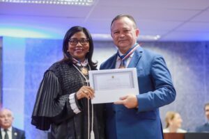 Governador Brandão é homenageado com a maior honraria da Justiça Eleitoral do Maranhão