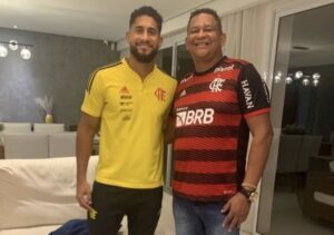 Pai de jogador do Flamengo tem residência invadida e bens pessoais levados por assaltantes no Maranhão.