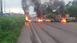 Protesto gera bloqueio na BR 135, em São Luís
