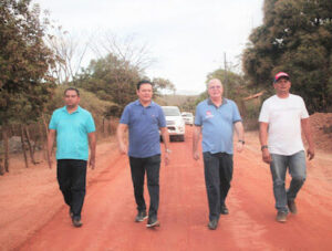 Hildo Rocha vistoria estrada da comunidade Três Lagoas do Manduca, em Barra do Corda, obra financiada com emenda de sua autoria