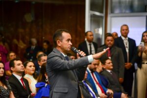 Aluízio Santos assume seu primeiro mandato de deputado estadual