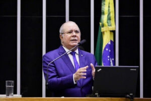 Hildo Rocha critica proposta que beneficia os bancos em detrimento da economia dos municípios
