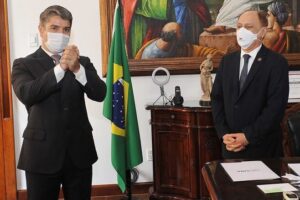 Presidente do TJMA empossa juiz em São Luís