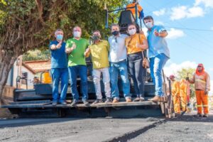 Em Dom Pedro, Othelino vistoria obras de asfaltamento realizadas por sua solicitação