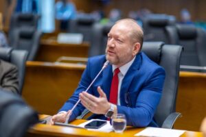 Othelino denuncia licitação do governo de R$ 52,3 milhões para compra de lanches