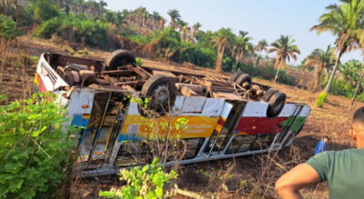 Ônibus com passageiros sai da pista e tomba em rodovia estadual no Maranhão