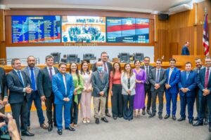 Parlamentares celebram retorno do deputado Aluizio Santos à Assembleia após tratamento de saúde