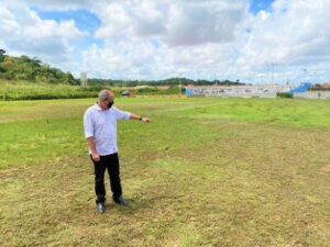 Em Imperatriz, Hildo Rocha vistoria Campo de futebol financiado por emenda de sua autoria