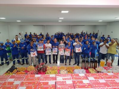 Raimundinho entrega cestas de Natal e presentes aos funcionários da limpeza pública de Presidente Dutra em confraternização na Prefeitura