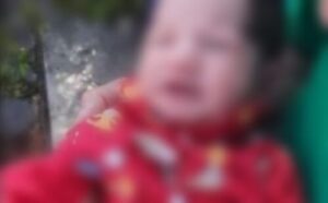 Após abandonar filha recém-nascida em calçada, mãe se apresenta a polícia, alega ter transtornos mentais e quer bebê de volta
