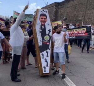 População faz caixão de Eduardo Braide após não cumprir promessa