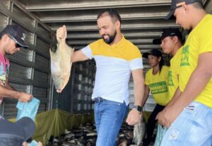 Prefeito Edilson realiza a maior entrega de pescados da historia da cidade de Palmeirândia.