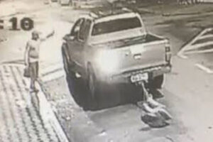 Empresário é preso após arrastar morador de rua amarrado em carro
