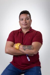 Consultor de Comunicação grita na rua inspirando a superar o medo de falar em público