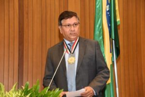 Jones Braga é condecorado na Assembleia Legislativa com Medalha ‘Manuel Beckman’