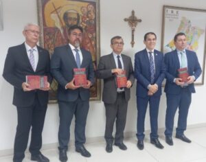 Daniel Domingues doa edições do seu livro para Escola Judiciária Eleitoral