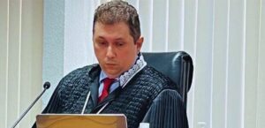 No Maranhão, juiz do TRE vota com auxílio de recurso visual