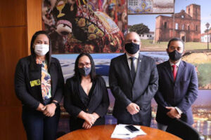 Em Brasília, Belezinha. Aluízio Santos e secretária de educação de Chapadinha, Nara Macedo, são recebidos pelo deputado federal Hildo Rocha