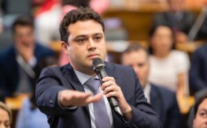 Leandro Bello toma posse em seu primeiro mandato como deputado estadual