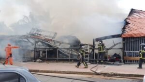 Incêndio destrói o Adventure Bar na Litorânea, em São Luís