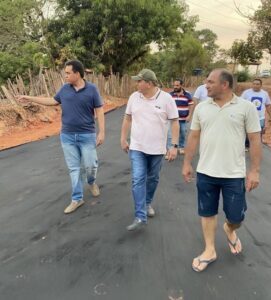 Prefeito Francisco Pinheiro vistoria obras de asfaltamento em bairros de Poção de Pedras
