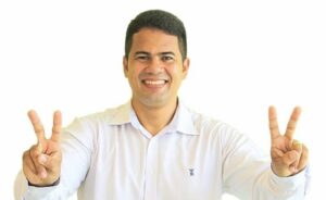 Justiça determina retorno de Calvet Filho ao cargo de prefeito