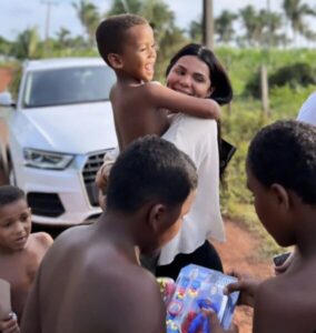 Primeira-dama distribui brinquedos para crianças carentes em Arari