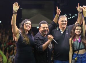 Show de Limão com Mel reúne multidão na comemoração dos 59 anos de Presidente Vargas