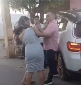 Delegado da Polícia Civil dá tapa em rosto de mulher na frente de policiais Militares no Ceará que nada fazem