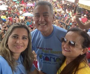 A Presidente da câmara Lauryfrancy acompanha distribuição de peixes para famílias vianenses.