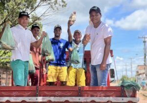 Pré candidato a Prefeito Gilmar Pereira distribui peixe para população de Peri Mirim.