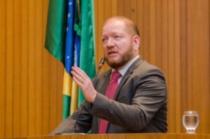 Em podcast, Othelino fala dos preparativos para o Parlamento Estudantil e comenta a redução do Bolsa Família