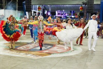 Uma multidão acompanha a maior festa típica do Nordeste no Arraial Respeita Meu Tuntum