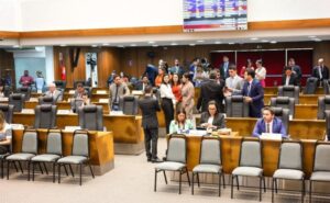 Assembleia aprova em primeiro turno projeto que permite a reeleição da Mesa Diretora