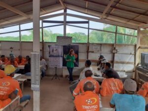 Ademi-MA promove ações de prevenção ao câncer de próstata para operários em canteiro de obras