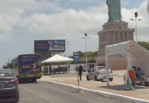 Direitistas aguardam Bolsonaro debaixo da estátua da Havan em São Luís