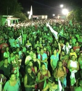 Multidão apoia Zequinha durante comício em Apicum-Açu